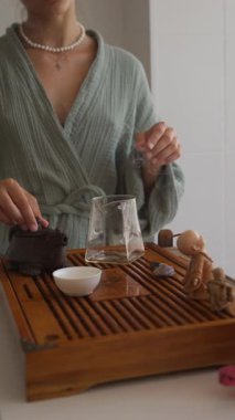 Huzurlu ve huzurlu bir çay hazırlama sahnesi, hayattaki rahatlığı ve farkındalığı güzel bir şekilde ön plana çıkarıyor.