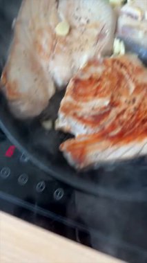 İnanılmaz lezzetli bir yemek sahnesi. Balık fileto ve sarımsaklı. Yemek tutkunları ve aşıklar için mükemmel.