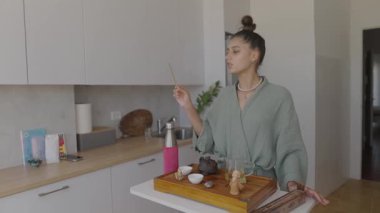 Çağdaş bir mutfakta geleneksel unsurların sergilendiği güzel ve huzurlu bir çay seremonisi.