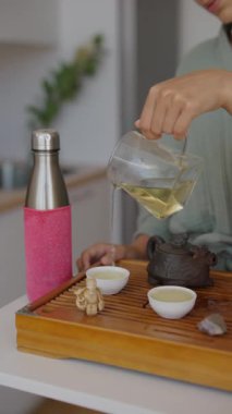 Huzurlu bir çay seremonisinin keyfini çıkarın. Huzurlu ve huzurlu bir atmosferin yanı sıra göz kamaştırıcı bir tebliğ sergiliyor.