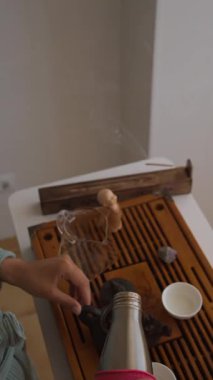 Geleneksel araç ve teknikleri ön plana çıkaran rahatlatıcı çay demleme oturumu genel deneyimi artırır.