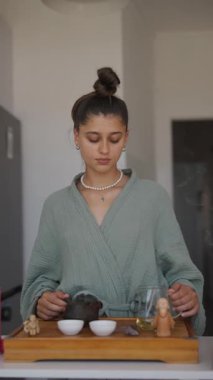 Huzurlu ve sakin bir sahne çay hazırlama sanatını ve rahatlama yöntemlerini güzel bir şekilde gözler önüne seriyor.