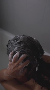 Duş alırken güzel, huzurlu bir an, özensizliğin ve farkındalığın gerçek özünü harika bir şekilde yakalıyor.