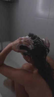 Pürüzsüz ve modern bir banyoda şampuanlanırken gerçekten huzurlu ve rahatlatıcı bir duş anı yaşayın.