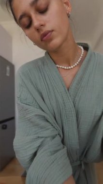 Farkındalık ve estetiğe odaklı geleneksel çay seremonisinin zarif ve güzel bir gösterisi.