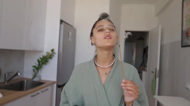 Zarif bir mutfak ortamında etkili aromaterapi uygulamaları sergileyen güzel sakin bir ortam.