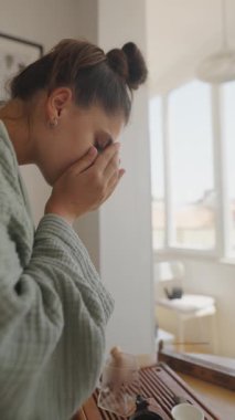 Huzurlu bir sabah sahnesi bitkisel çay hazırlama ve farkındalık teknikleri yoluyla kişisel ilgi gösteriyor.