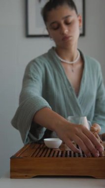 Büyüleyici bir çay hazırlama anı. Güzelce sergilenen sükunet, zarafet ve farkındalık.