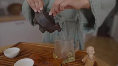 Çok güzel hazırlanmış geleneksel çaydanlık ve aksesuarlarla karışık çay yapma sanatını zevkle tatmak.