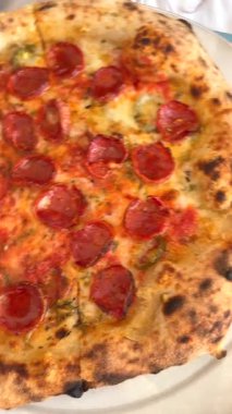 Yeni pişmiş biberli pizzanın ağız sulandıran yakın çekimi, altın kabuğunu ve yapışkan peynirini ön plana çıkarıyor.