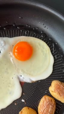 Sıcak bir tavada, canlı ve lezzetli yumurtaların ve çeşitli atıştırmalıkların tadını çıkarabilirsiniz.