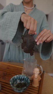 Modern mutfak atmosferinin tadını çıkarırken huzur dolu çay demleme sanatına dalın.