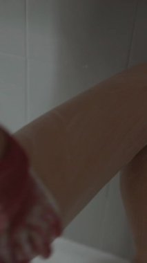 Deriyi ve ışığı vurgulayan kadınsı bir duş anının dingin ve sakinleştirici güzelliğine dalın.