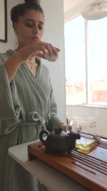 Huzurlu bir çay seremonisinde çay hazırlama sanatı sergilenir ve değerli anların neşe dolu eğlencesi teşvik edilir.