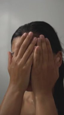 Duştayken huzurlu ve huzurlu bir bencillik anı yakalamak, hem güzelliği hem de sükuneti sergilemek.