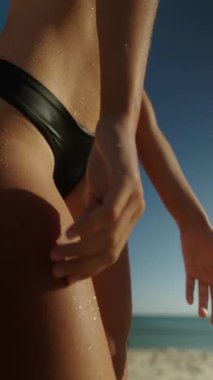 Göz kamaştırıcı bir plaj sahnesi canlı yaz titreşimleri ve suda parıldayan güzel yansımalarla birlikte.