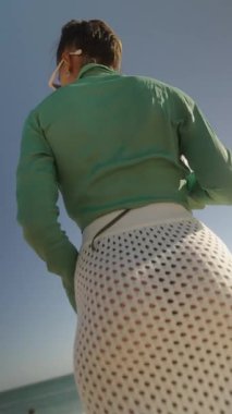 Mükemmel bir yaz atmosferi deneyimi için parlak güneşin altında şık ve renkli plaj kıyafetleri yakalıyorum.