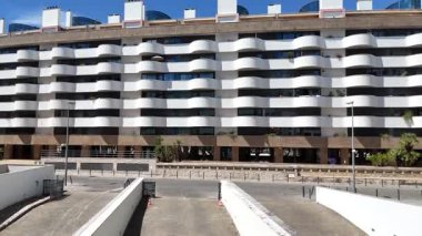 Benzersiz dalga benzeri perade ve kentsel çevreye sahip modern konut binaları