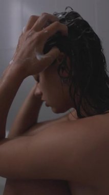 Huzurlu bir banyo sahnesi. Kişisel bakım ve yansımanın göstergesi. Rahatlama ve gençleştirme vurgulanıyor.