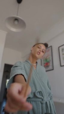 Bir kadın derin bir sükunet bulur ve zevk alır. Huzurlu bir ortamda ince bir tütsüyle farkındalığını gösterir.