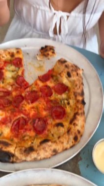 Lezzetli ve ağız sulandıran bir pizzaya ne dersin? Üstü biberli ve taze malzemelerle dolu.