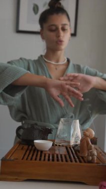 Geleneksel çay seremonisi huzurlu ve huzurlu bir anda huzur ve farkındalık sergiliyor.