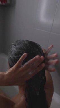 Sakin bir saç yıkama deneyimi, kişisel bakım, kişisel hijyen ve günlük hoşgörünün güzelliğini vurgular.