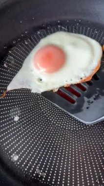 Bu keyifli aşçılık videosunda kızarmış yumurta ve çıtır patateslerin canlanmasını izleyin.