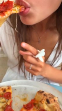 Zevkli ve ağız sulandırıcı bir an. Pizzanın arkadaşlarla paylaştığı saf hazzı yakalıyor.