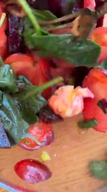 Canlı bir salata, gevrek yeşillikler, toprak pancarlar ve olgun domatesler, her türlü yemek deneyimini yükseltir.