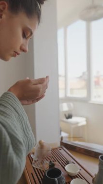 Parlak ve davetkar bir atmosferde güzel bir fincan çay hazırlamanın huzurlu ve huzurlu deneyimini yakala.