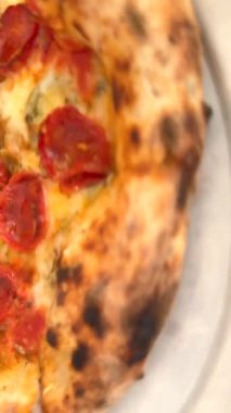 Ağzını sulandıran pepperonili pizzanın tadını çıkar. Ekmek kıtır kıtır ve canlı malzemelerle birlikte.