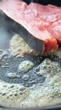 Sıcak tereyağlı bir tavada pişirilen cızırdayan et gerçek bir yemek zevki eylemde ortaya çıkıyor.