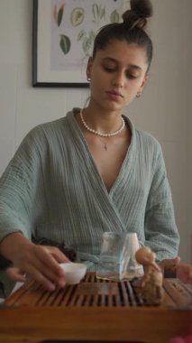 Bu huzurlu çay hazırlama anında, vurgu evde rahatlama ve farkındalık yaratmaktır.