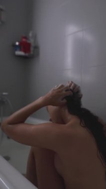 Sıcak bir küvette huzurlu bir kişisel bakım anının tadını çıkarmak, rahatlama ve kişisel refahın somutlaştırılması.