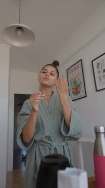 Zarif cüppeli bir kadın zarif bir şekilde sabah rutinini takip eder, ışıltılı cazibe, zarafet ve tarz.