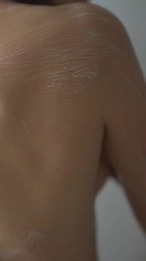 Duşta huzurlu bir anı deneyimlemek, kişisel bakım ve kişisel refahın hayati önemini vurgular.