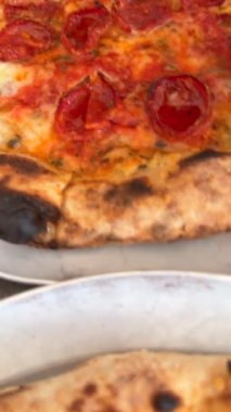 Erimiş peynirli ve canlı malzemeli, acı biberli pizzanın tadını çıkarın. Her yerde yemek sevenler için bir zevk.