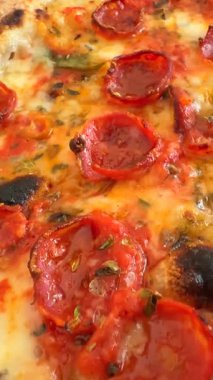 Lezzetli biberli pizzaya yakın plan. Taze malzemeler ve karşı konulmaz görünen altın kabuklu.