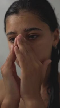 Duşta sakin ve huzurlu bir yüz temizleme anı. Gerçekten özgüven ve sükuneti kutluyoruz.