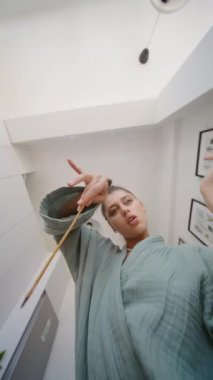 Huzurlu bir an, bir tütsü çubuğuyla meditasyon hareketi yakalıyor, sükuneti ve huzuru teşvik ediyor.