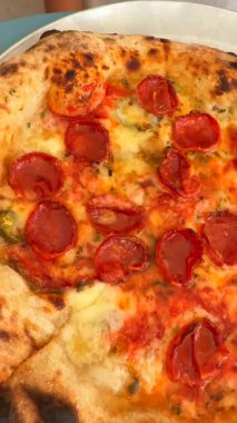 Ağız sulandıran pepperonili pizzayı bol bol eritilmiş peynirle ve canlı olgun domateslerle şımart.