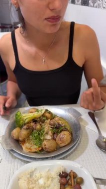 Taze malzemeler sunan ve canlı, zengin tatlar sunan gerçekten lezzetli bir yemeğin tadını çıkarmak ve tadını çıkarmak.