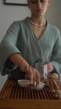 Nazikçe doldurulmuş zarif bir çay seremonisi, sakin ve huzurlu bir ortamda gerçekleşiyor.