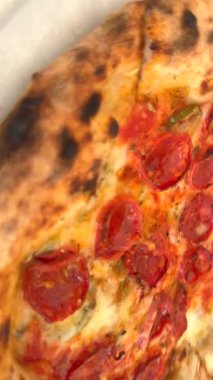 Ağız sulandıran bir biberli pizzanın içinde çıtır çıtır çıtır, köpüklü, tat veren yapışkan bir peynir var.