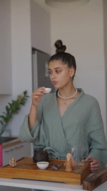 Şık bir mutfak ortamında geleneksel unsurların sergilendiği huzurlu ve huzurlu bir çay seremonisi.