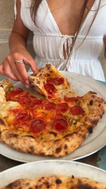 Arkadaşlarla ağız sulandıran biberli pizzanın tadını çıkarmak, neşeli anları yakalamak ve lezzetli ısırıkları yakalamak..