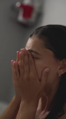 Huzurlu, sakin bir bencillik anı. Sakinleştirici bir cilt bakımı sırasında zarafet ve sükunet gösterisi.