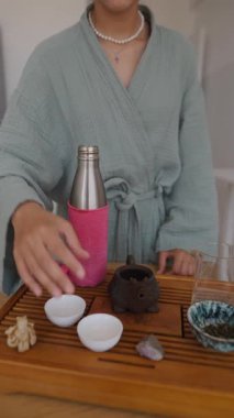 Huzurlu bir çay hazırlama sahnesi güzel bir şekilde geleneksel çatal bıçakları sergiliyor ve sakinleştirici titreşimleri kapsıyor.