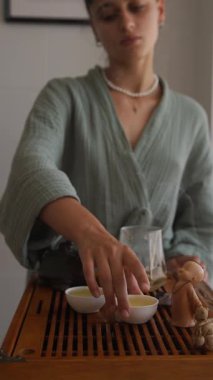 Zarif ve zarif bir çay seremonisi, modern dekor ortamında güzel bir sükunet ve gelenek sergiliyor.